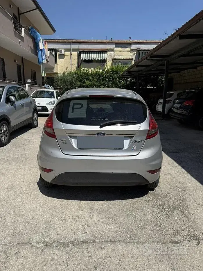 Usata Ford Fiesta 68 CV (50 kW) 2010 Grigio Berlina