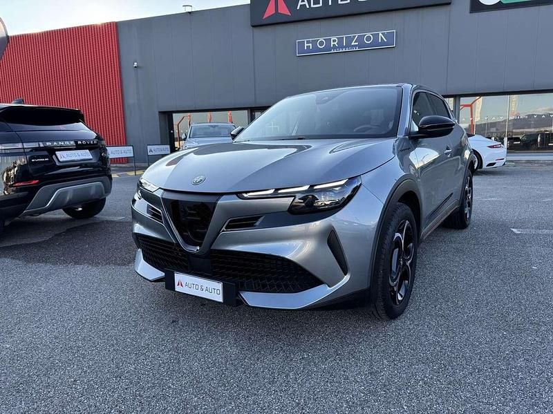 Käytetty Alfa Romeo Junior Edizione Speciale 136 HP (100 kW) 2024 Harmaa Katumaasturi