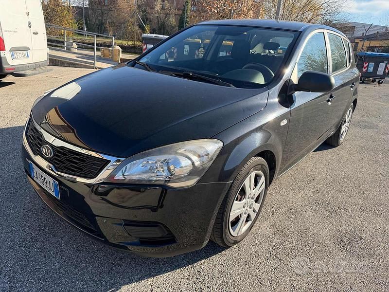 Nero Usata 2010 Kia Ceed EX Due volumi | 2950 € (Super prezzo) - Immagine 1/4