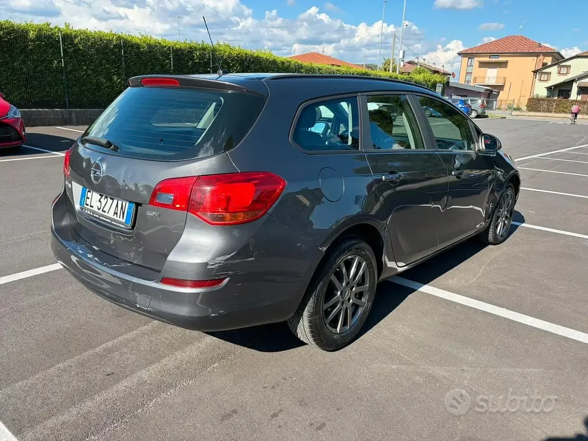 Usata Opel Astra 110 CV (80 kW) 2012 Grigio Station wagon