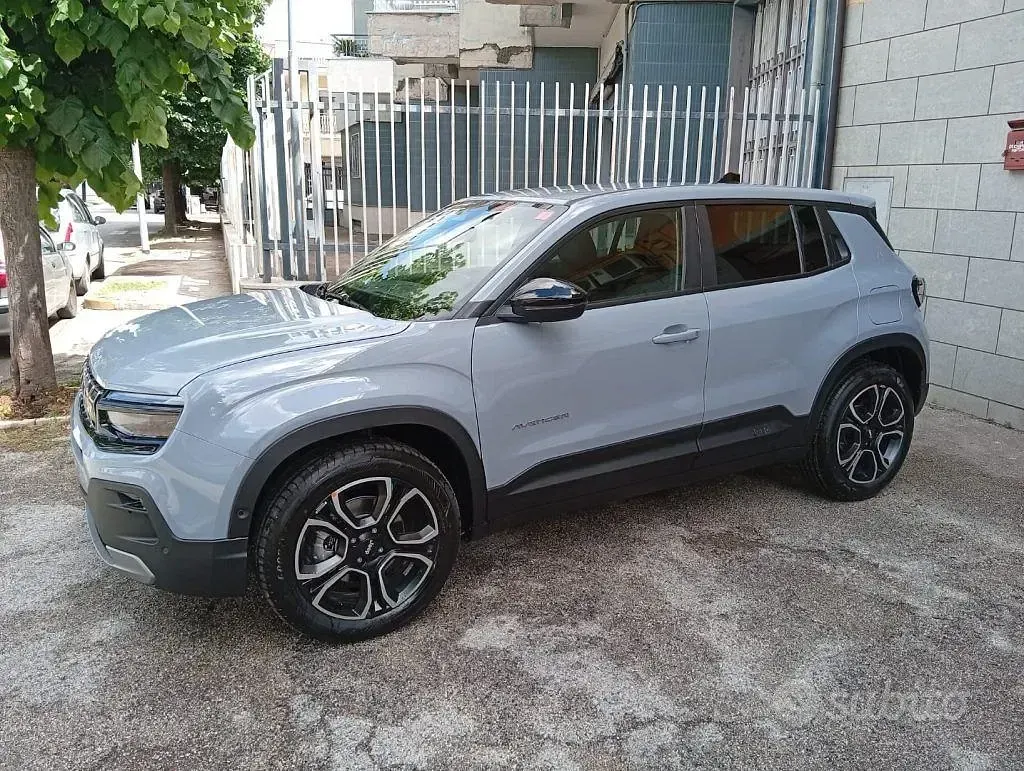 Nuova Jeep Avenger Summit 116 CV (85 kW) 2026 Grigio SUV