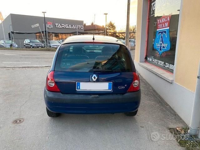 Usata Renault Clio II 98 CV (72 kW) 2005 Blu/azzurro Utilitaria
