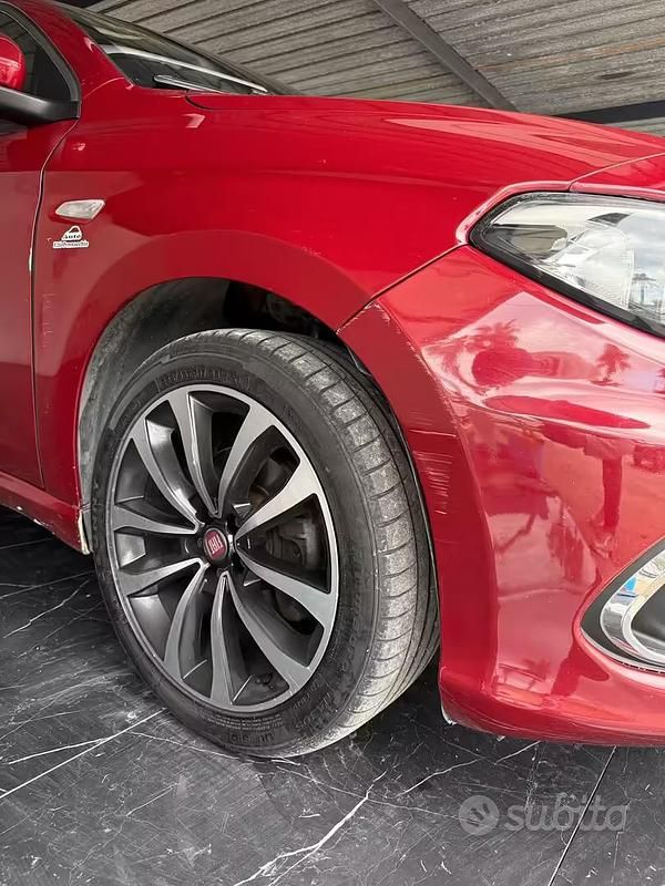 Usata Fiat Tipo Lounge 120 CV (88 kW) 2017 Rosso Berlina