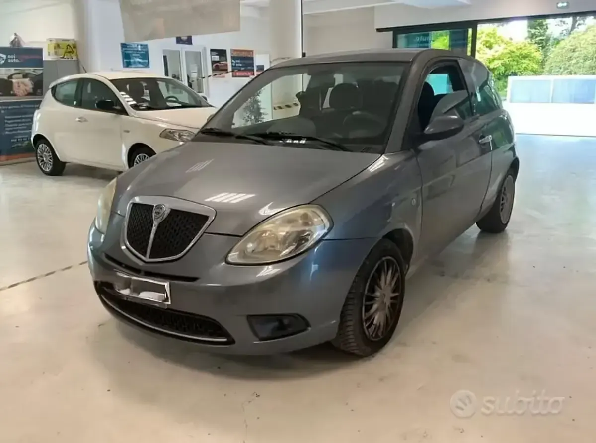 Usata Lancia Ypsilon 60 CV (44 kW) 2008 Grigio Utilitaria