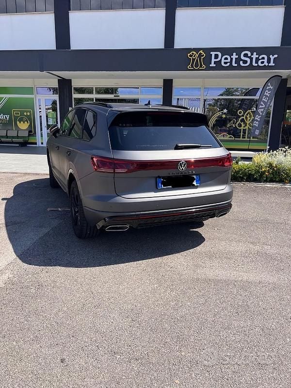 Usata VW Touareg Elegance 231 CV (169 kW) 2023 Grigio SUV