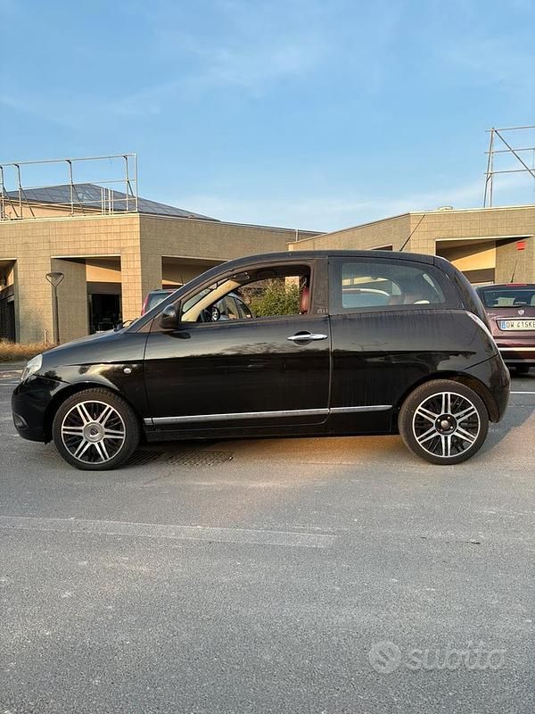Usata Lancia Ypsilon 69 CV (50 kW) 2010 Nero Utilitaria