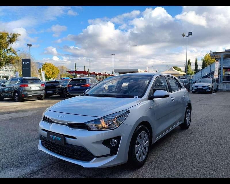 Argento Usata 2023 Kia Rio Urban Tre volumi | 14.800 € (Buon prezzo) - Immagine 1/4