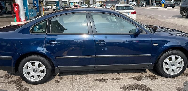 Usata VW Passat 110 CV (80 kW) 1999 Blu Berlina