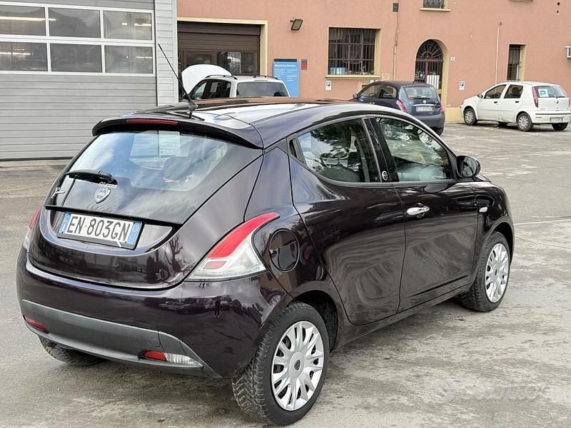 Usata Lancia Ypsilon Gold 69 CV (50 kW) 2012 Viola Utilitaria