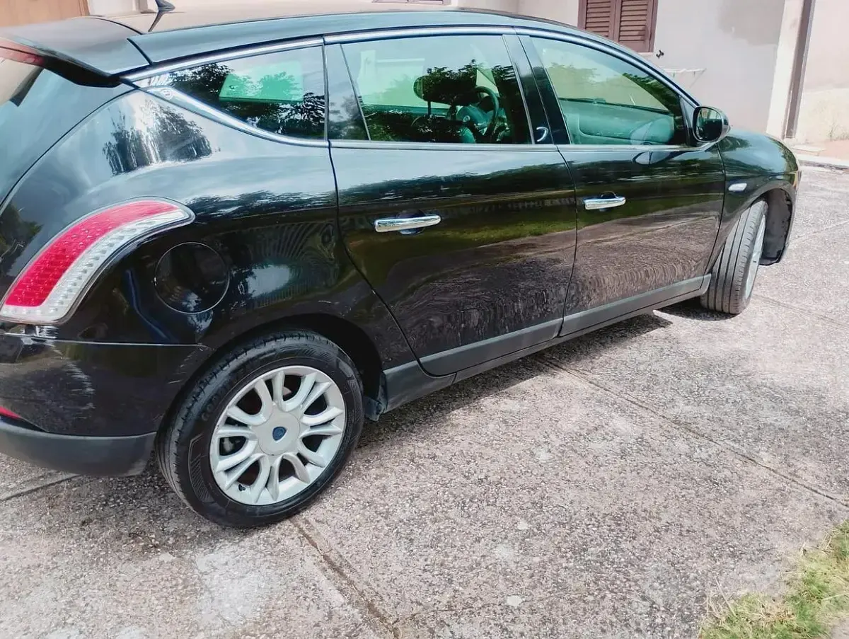 Usata Lancia Delta 120 CV (88 kW) 2012 Nero Utilitaria