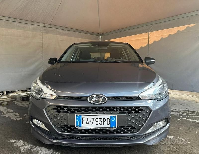 Usado Hyundai i20 Style 75 HP (55 kW) 2015 Cinzento Sedan