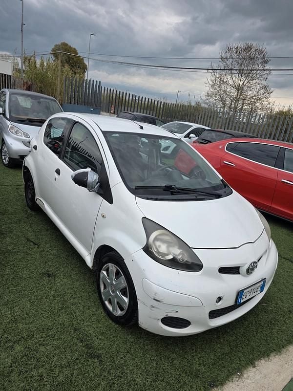 Usata Toyota Aygo 68 CV (50 kW) 2011 Bianco Utilitaria