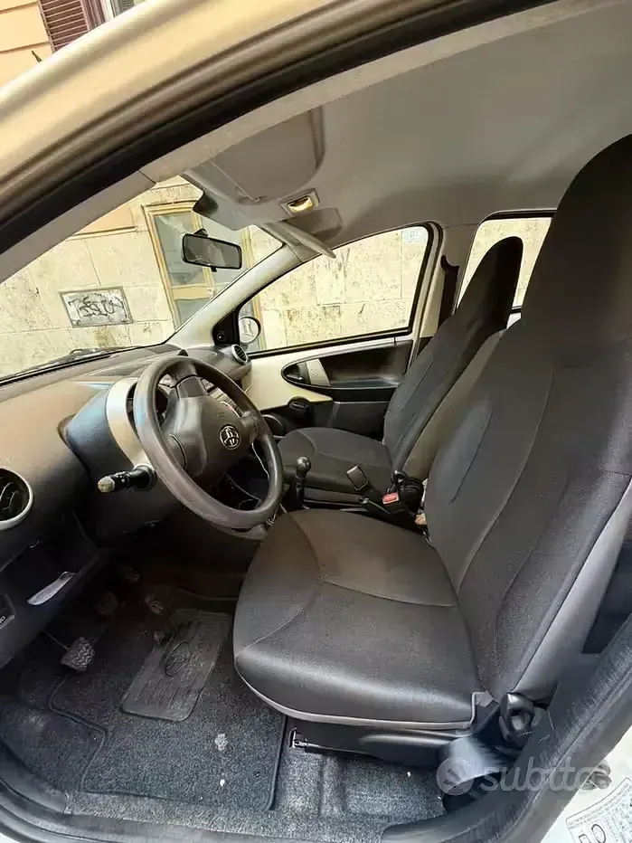 Usata Toyota Aygo 68 CV (50 kW) 2013 Bianco Utilitaria
