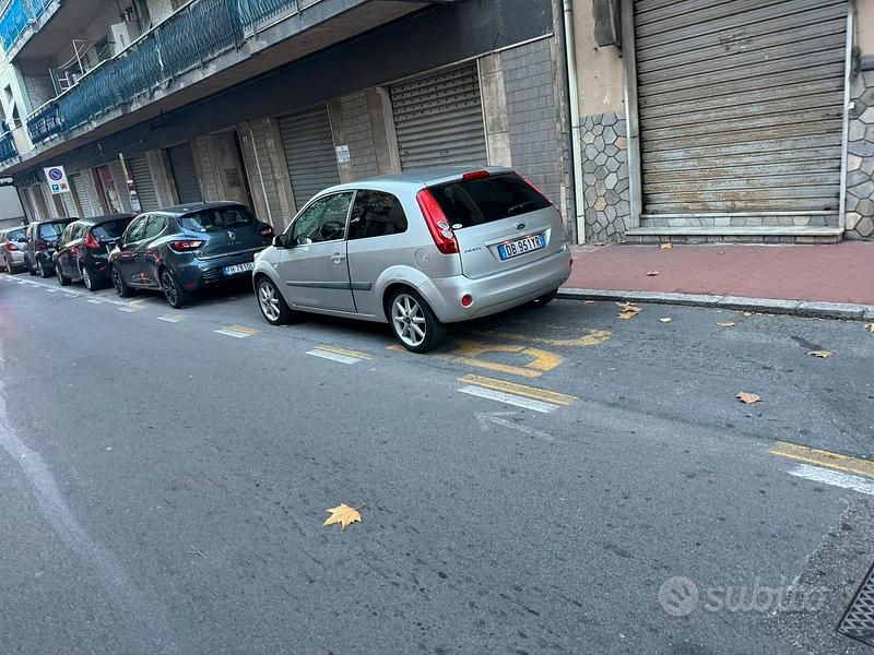 Usata Ford Fiesta 75 CV (55 kW) 2006 Grigio Utilitaria