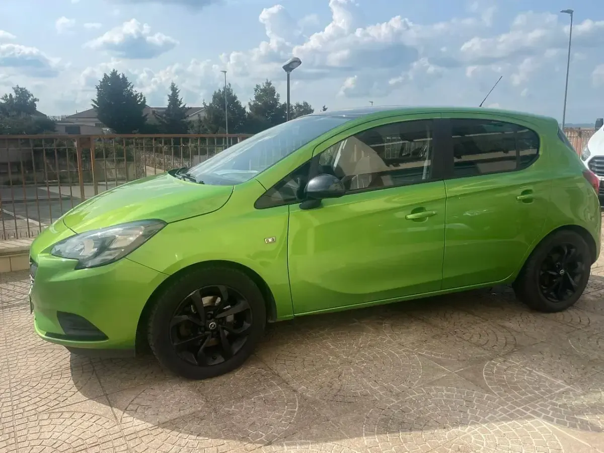 Usado Opel Corsa Eco 75 HP (55 kW) 2016 Verde Sedan