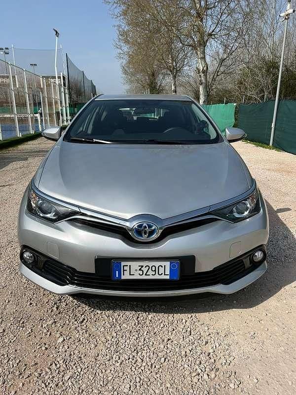 Usata Toyota Auris Hybrid 99 CV (72 kW) 2017 Grigio Berlina
