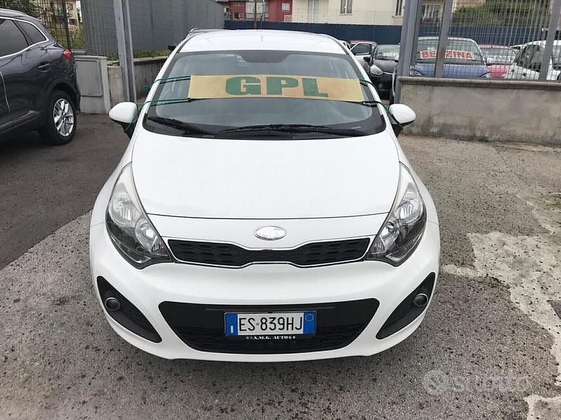 Bianco Usata 2013 Kia Rio City Tre volumi | 5450 € (Cara) - Immagine 1/4