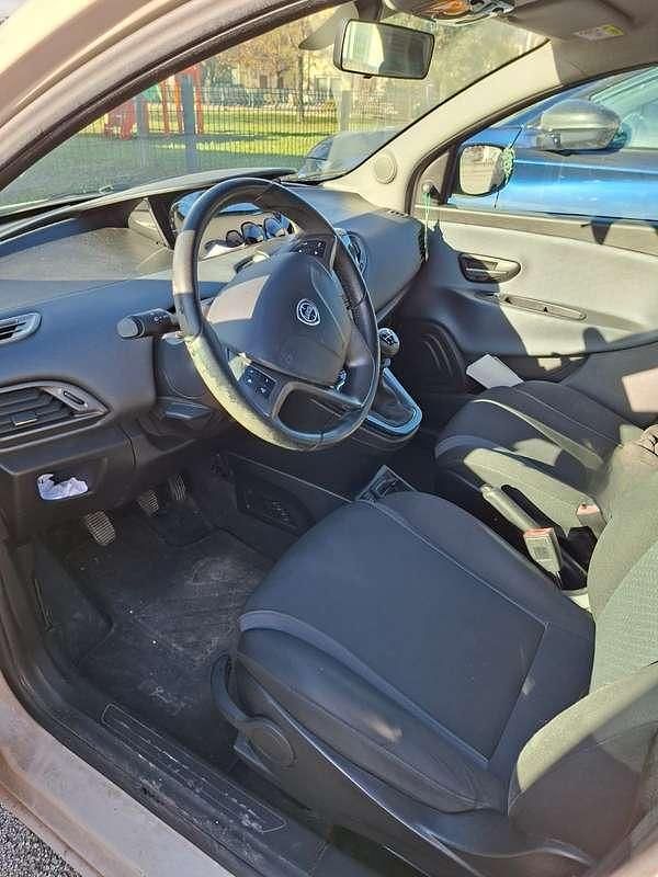 Usata Lancia Ypsilon Silver 69 CV (50 kW) 2016 Utilitaria