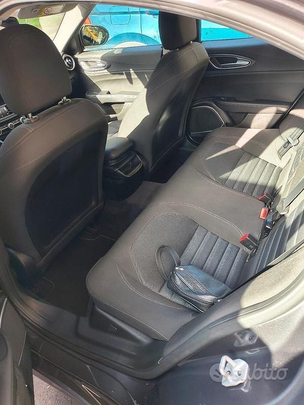 Usata Alfa Romeo Giulia 160 CV (117 kW) 2018 Marrone Berlina