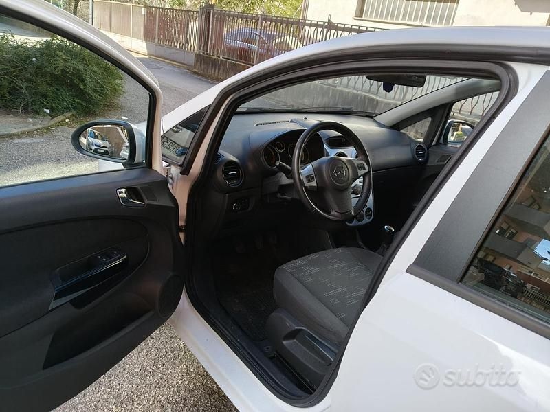 Usata Opel Corsa 726 CV (533 kW) 2011 Utilitaria