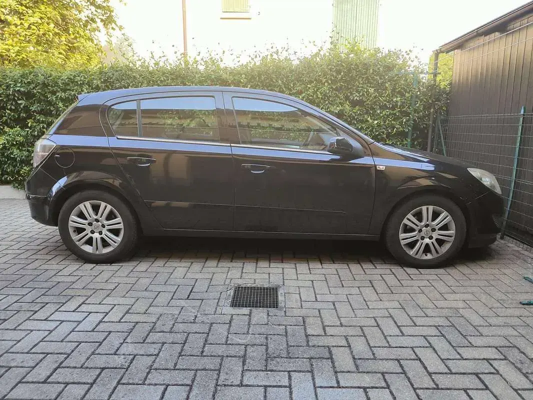 Usata Opel Astra Cosmo 101 CV (74 kW) 2007 Nero Berlina