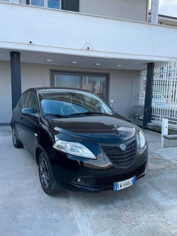 Usata Lancia Ypsilon Silver 69 CV (50 kW) 2016 Nero Utilitaria