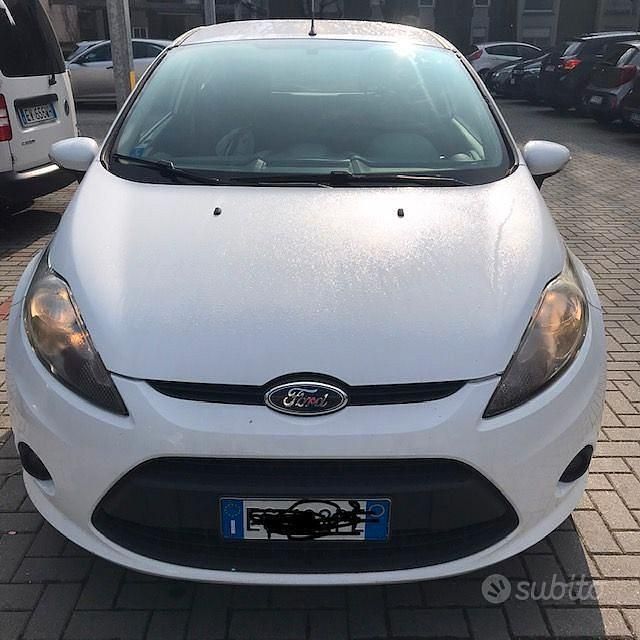 Usata Ford Fiesta Titanium 73 CV (53 kW) 2011 Bianco Utilitaria