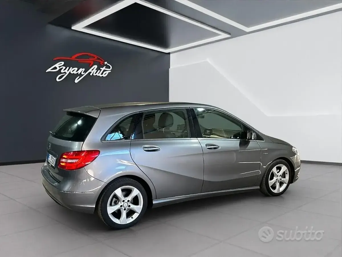 Käytetty Mercedes B200 Premium 156 HP (114 kW) 2012 Harmaa Tila-auto