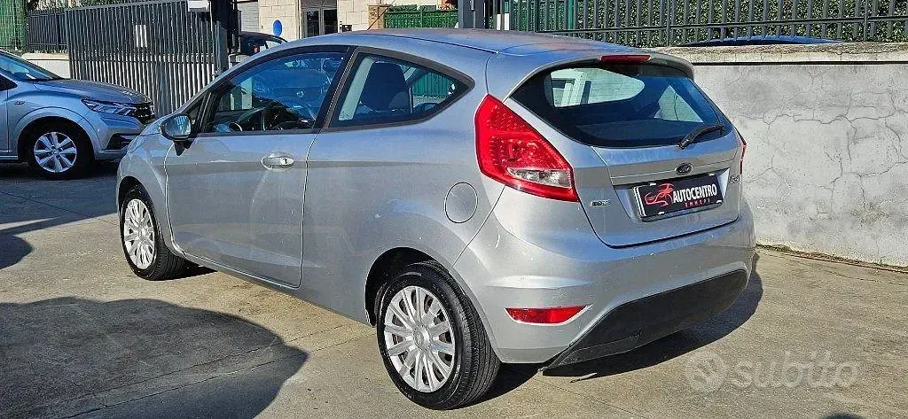 Usata Ford Fiesta 68 CV (50 kW) 2010 Grigio Utilitaria