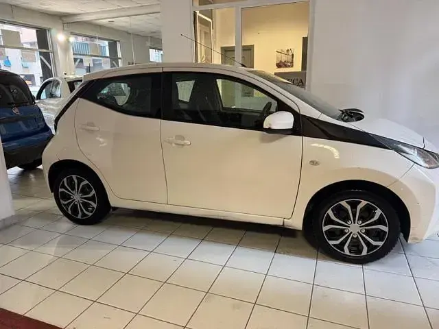 Gebraucht Toyota Aygo X-play 69 PS (50 kW) 2016 Weiß Kleinwagen