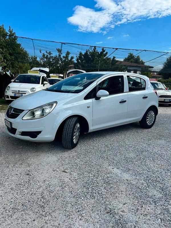 Usata Opel Corsa Cosmo 75 CV (55 kW) 2008 Bianco Utilitaria