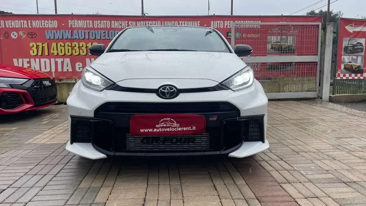 Usado Toyota Yaris 280 CV (205 kW) 2024 Blanco Utilitario