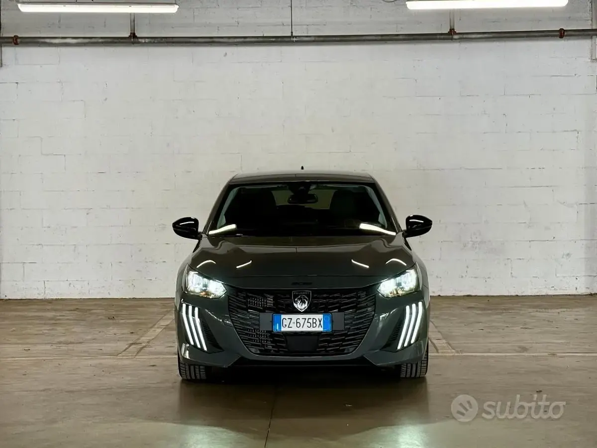 Usata Peugeot 208 Allure 101 CV (74 kW) 2025 Grigio Utilitaria
