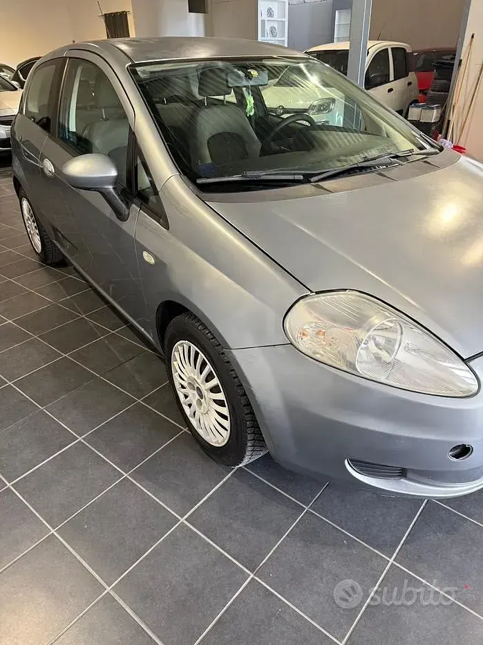 Usado Fiat Grande Punto 75 CV (55 kW) 2006 Gris Utilitario