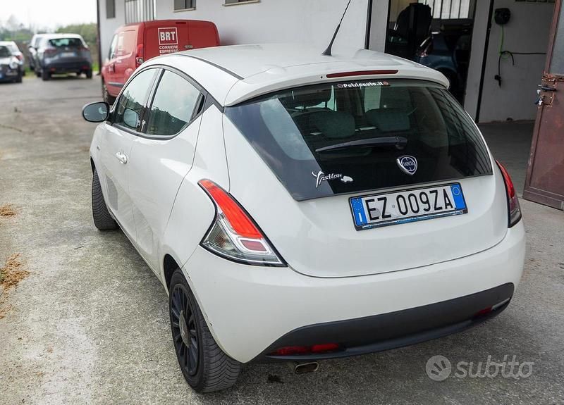 Używany Lancia Ypsilon 69 KM (50 kW) 2015 Biały Hatchback