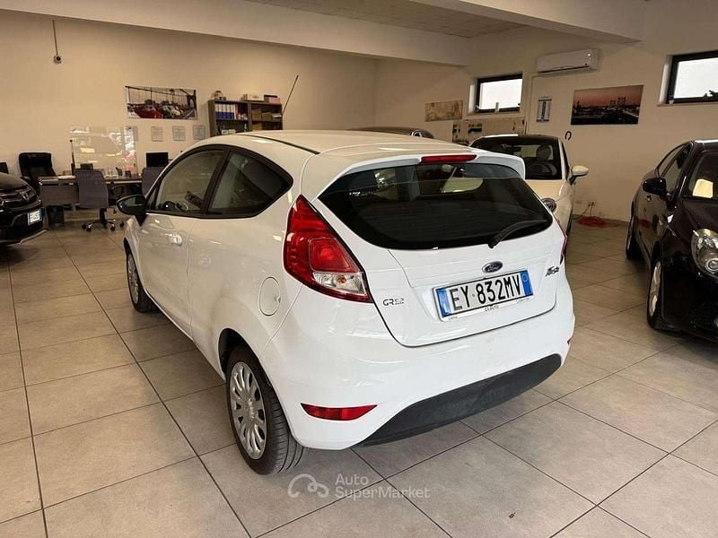 Usata Ford Fiesta 95 CV (69 kW) 2015 Bianco Berlina
