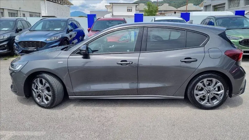 Begagnad Ford Focus ST-Line 125 HK (91 kW) 2022 Grå Sedan
