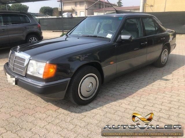 Usata Mercedes 200 122 CV (89 kW) 1991 Grigio Berlina