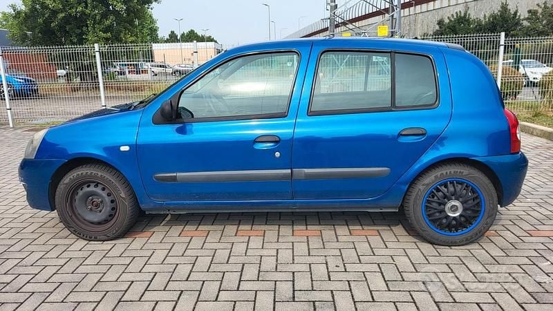 Blu Usata 2006 Renault Clio II Authentique Due volumi | 1500 € (Buon prezzo) - Immagine 1/4