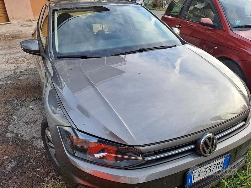 Usado VW Polo 90 CV (66 kW) 2019 Gris Berlina