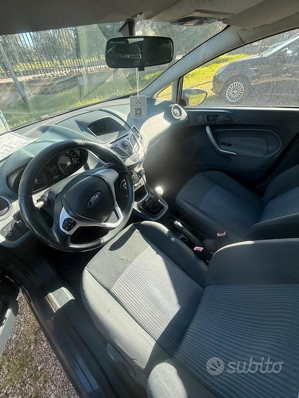 Usata Ford Fiesta 70 CV (51 kW) 2010 Grigio Utilitaria