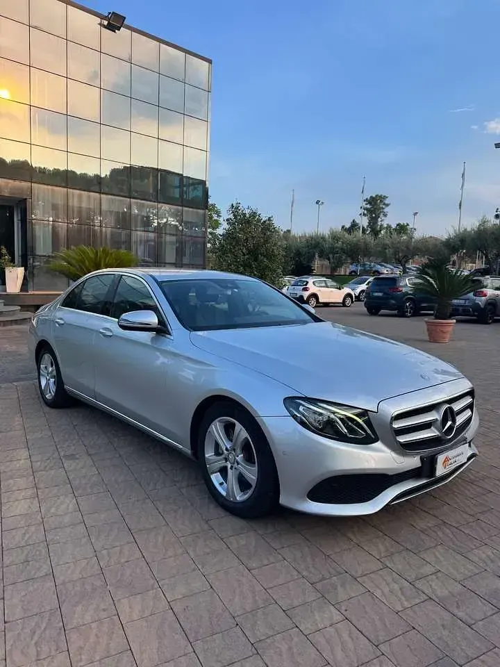 Usata Mercedes E220 Premium Plus 194 CV (142 kW) 2017 Argento metallizzato Berlina