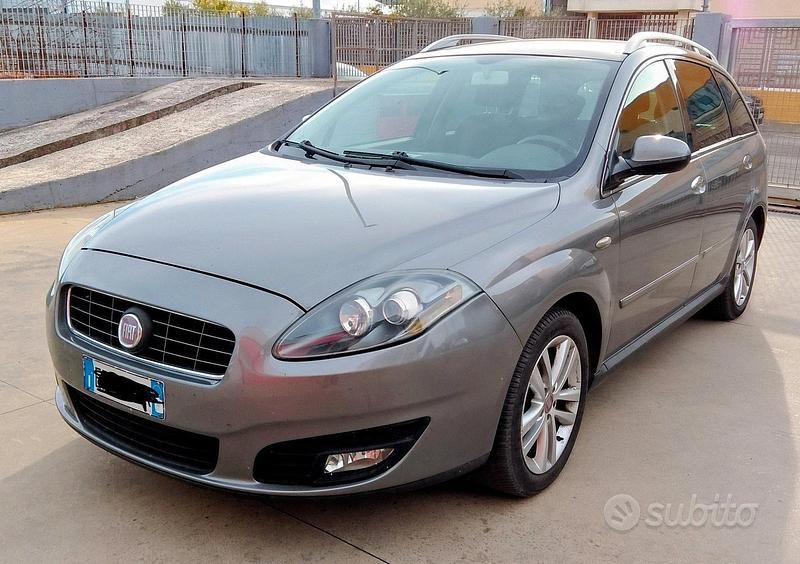 Grigio Usata 2010 Fiat Croma Tre volumi | 2500 € (Buon prezzo) - Immagine 1/4