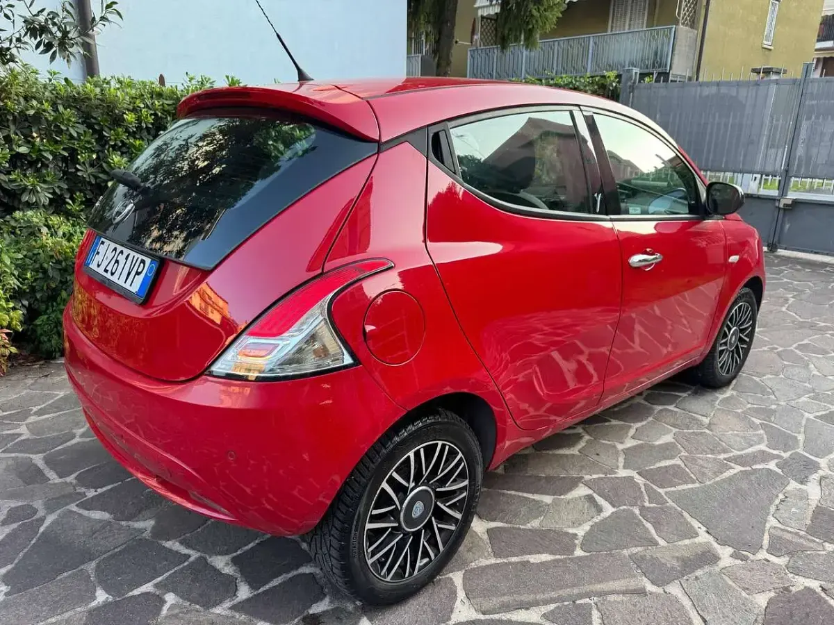 Usata Lancia Ypsilon Gold 69 CV (50 kW) 2017 Rosso Utilitaria