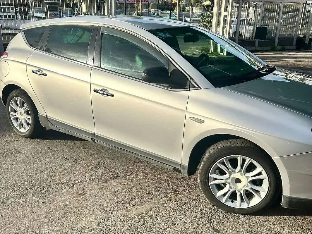 Usata Lancia Delta 120 CV (88 kW) 2010 Argento Utilitaria