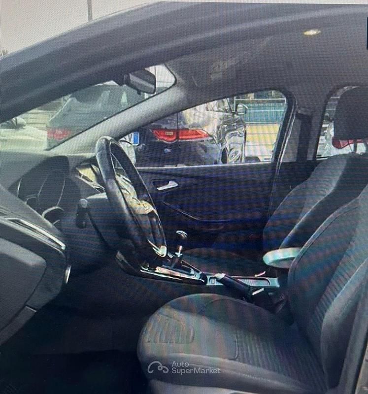 Usata Ford Focus 101 CV (74 kW) 2016 Gray Berlina