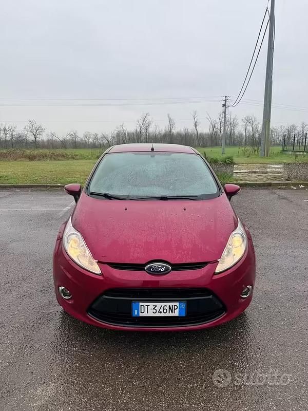 Usata Ford Fiesta Titanium 82 CV (60 kW) 2009 Rosso Utilitaria