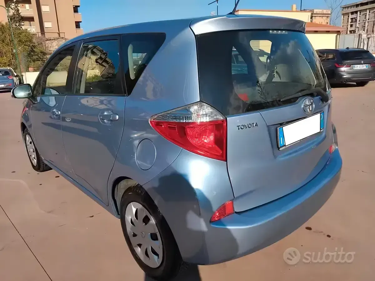 Usata Toyota Verso-S Active 99 CV (72 kW) 2011 Bluazzurro Monovolume