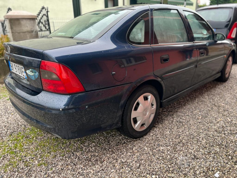 Usato 2000 Opel Vectra 1.8 Benzin 116 CV (499 €)