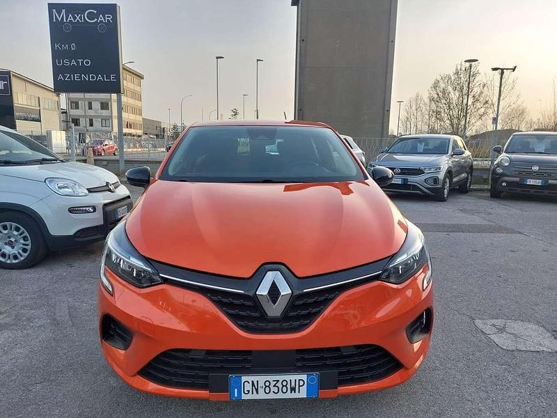 Usata Renault Clio V SE 65 CV (47 kW) 2023 Arancione Berlina